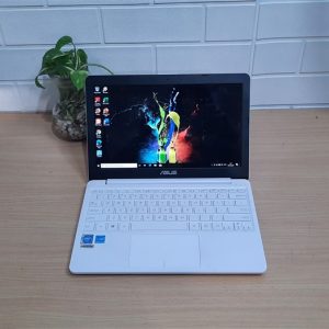 Laptop Asus E203MA intel N4000 ram 4GB hd500GB layar 11’6in putih tipis elegan ringan dibawa  (terjual)